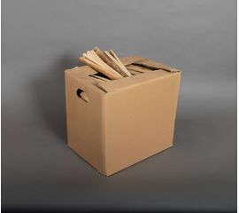 Kammertrockenes Nadelholz in 25 cm Länge, verpackt in einer 8-kg-Kartonkiste. Ideal für effizientes Anfeuern von Kaminen und Öfen, mit sauberen Holzstücken und wenig Rinde.